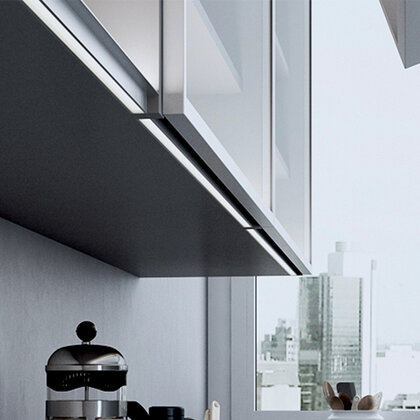 LED PROFIL - 28x19mm, Profil, 3,5m na čelo korpusu, (bez krycej lišty)/Zobal