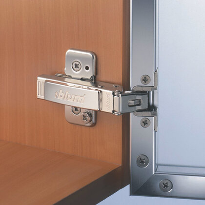 Záves CLIP TOP 95° naložený 71T950A, do Al.dierok ONYX /Blum