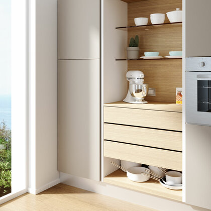 Výsuvný mechanizmus s krytkami OPLA zarovnaný s policami skrine pre 900 mm