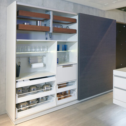 Häfele 407.90.202  Vyrovn. kov. Planofit, pre dvere do 2400 mm, čierne(407.90.209:2+407.90.270:2bal)